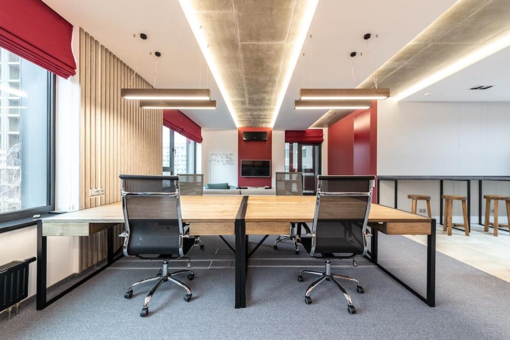 Mẫu thiết kế văn phòng 30m2 với hệ thống đèn chiếu sáng