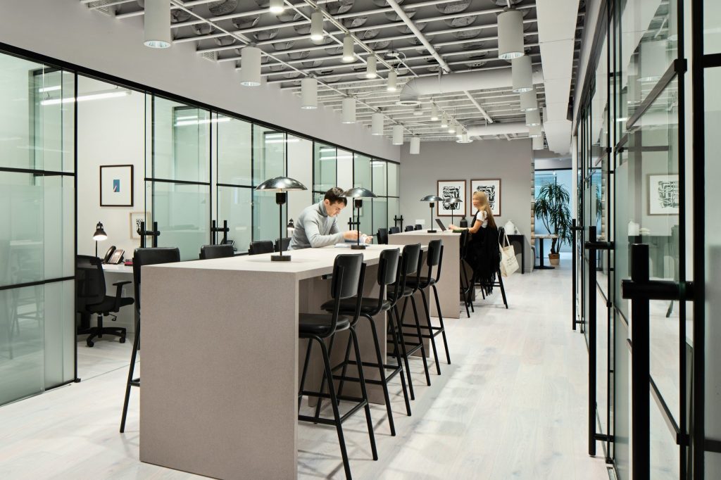Mẫu thiết kế văn phòng 30m2 với màu sắc sáng