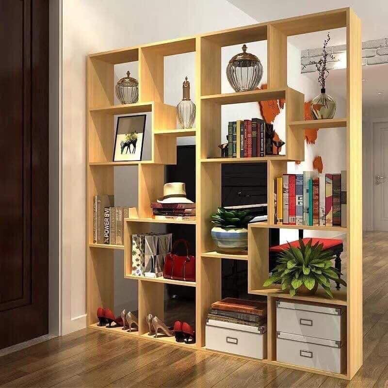 Kệ sách mở được tận dụng để để đồ, nhằm phân cách không gian mà không tạo cảm giác bí bách