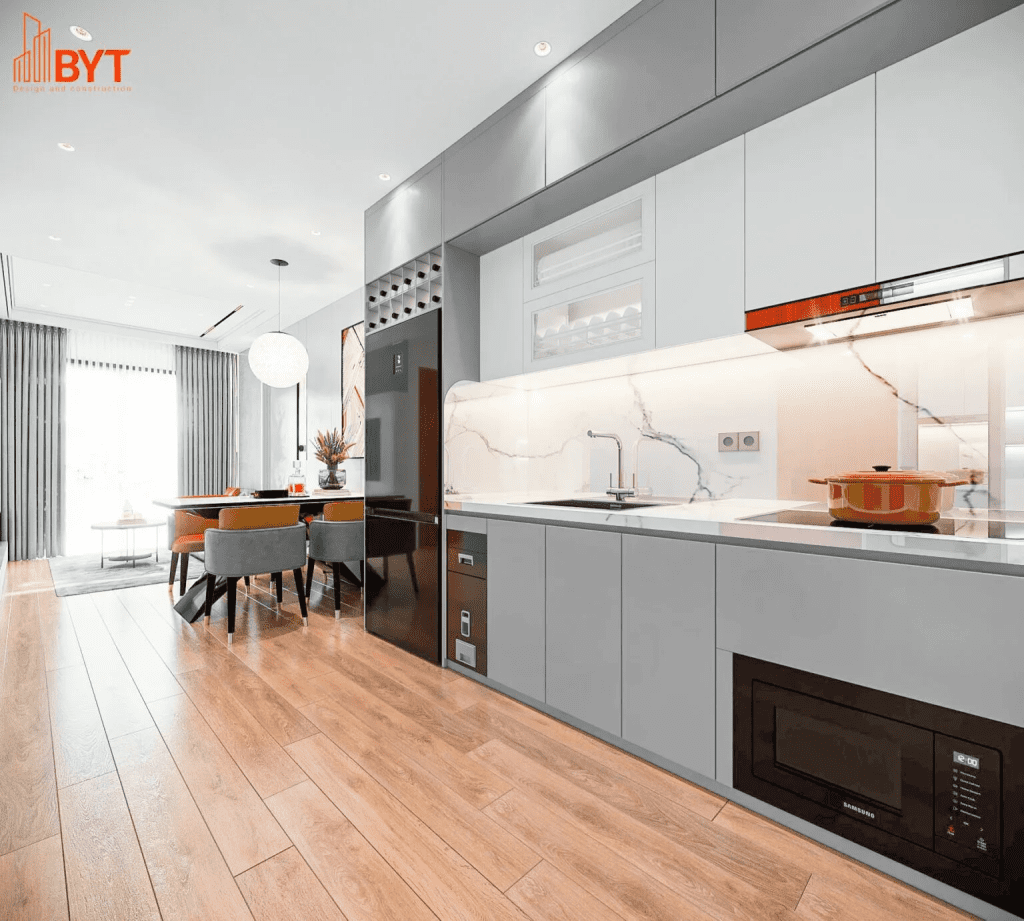 Không gian sinh hoạt chung căn hộ 30m2 mở, kết hợp phòng khách và bếp hiện đại, sử dụng tone màu sáng và nội thất đa năng