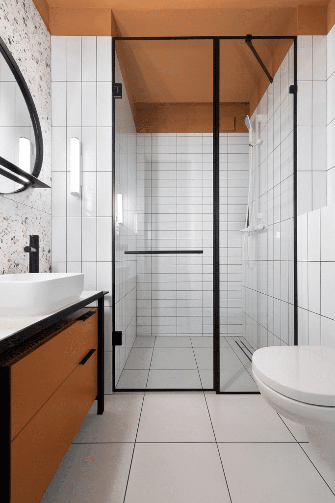Phòng tắm căn hộ 50m2 thiết kế vách kính ngăn khu tắm, tông trắng hiện đại kết hợp cùng màu gỗ nổi bật