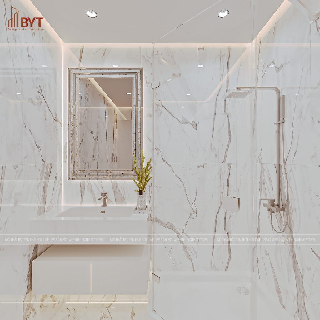 Phòng tắm căn hộ 54m2 với vách kính và gạch sáng màu