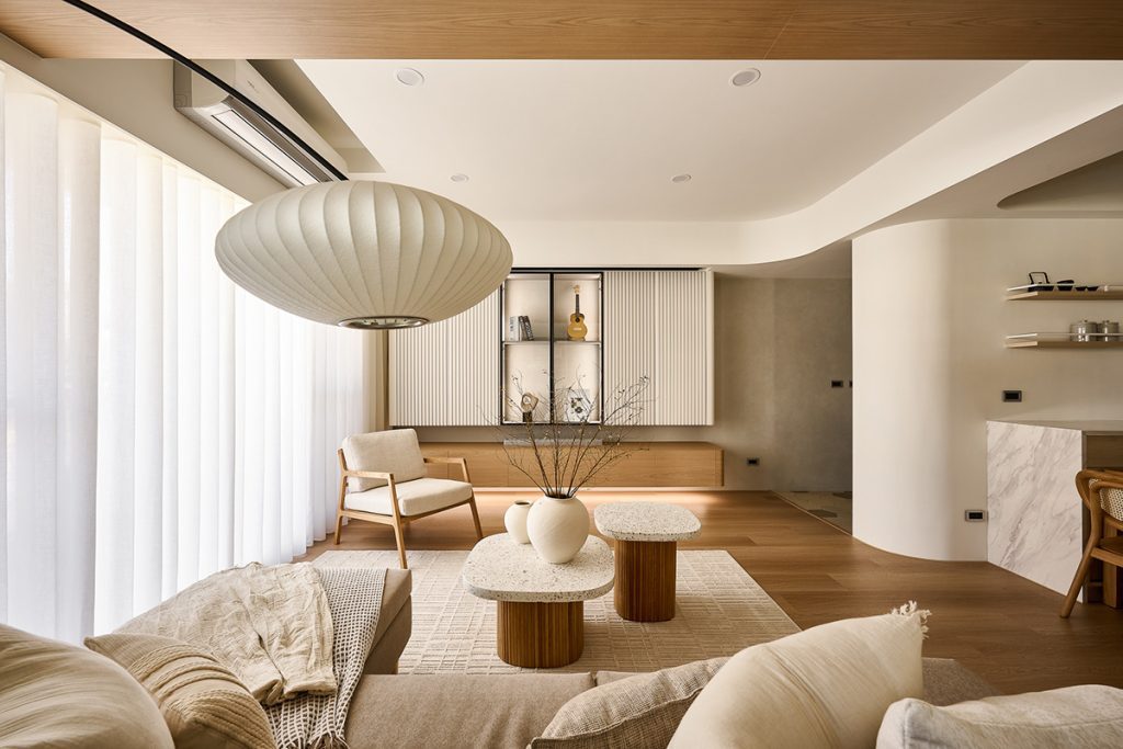 Mẫu thiết kế nội thất căn hộ 64m2 phong cách Japandi với bàn trà gỗ và thảm nhỏ.