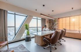 Mẫu thiết kế nội thất văn phòng Hà Đông phong cách Đương đại với bàn kính và ghế da cao cấp.