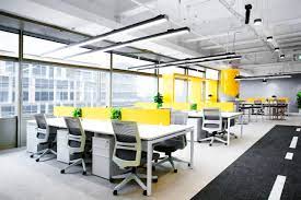 Mẫu thiết kế nội thất văn phòng Hà Đông phong cách Hiện đại với bàn module và vách kính.