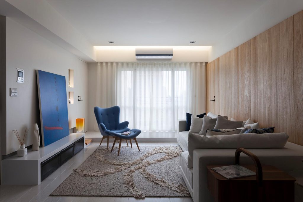 Thiết kế chung cư nhỏ phong cách Hiện đại với sofa vải và cửa kính