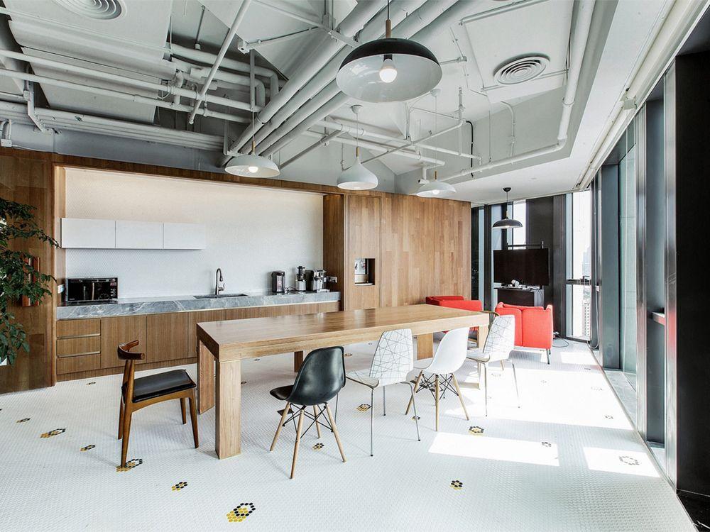 Thiết kế nội thất văn phòng Hà Đông với khu vực pantry có bàn ăn nhỏ và ghế beanbag.