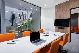 Thiết kế nội thất văn phòng Hà Đông với phòng họp có bàn dài và vách kính cách âm.