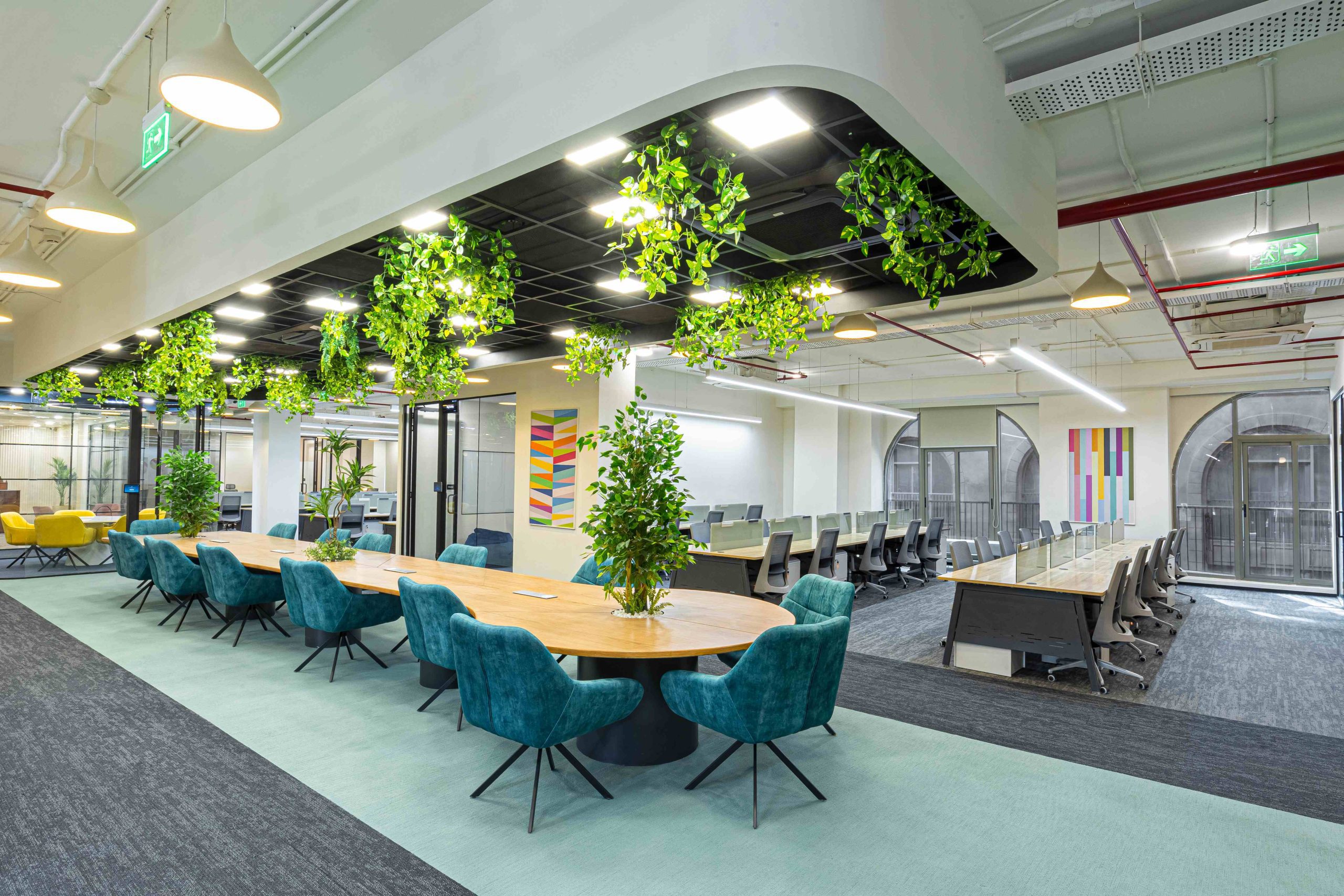 Thiết kế văn phòng 90m2 với cây xanh nội thất