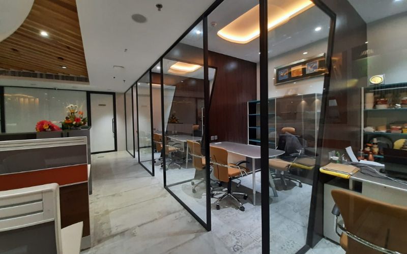 Mẫu thiết kế văn phòng công ty nhỏ đẹp với cửa kính