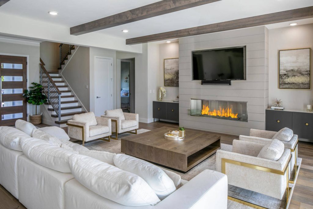 Phòng khách hiện đại nổi bật với sofa dài bọc vải hoặc da cao cấp