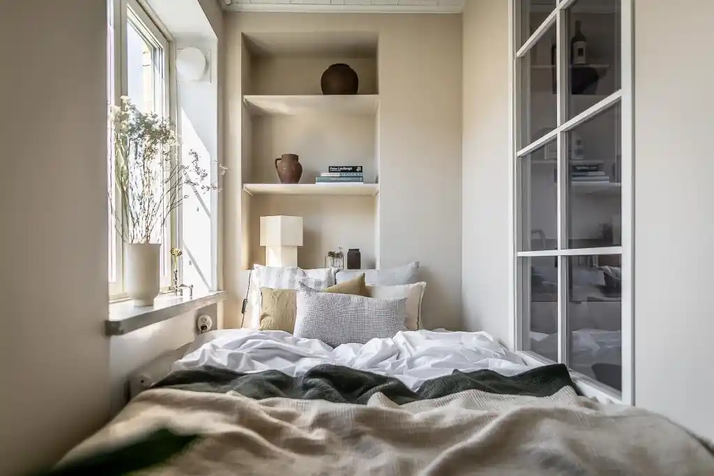 Thiết kế phòng ngủ 7m2 với kệ đa tầng
