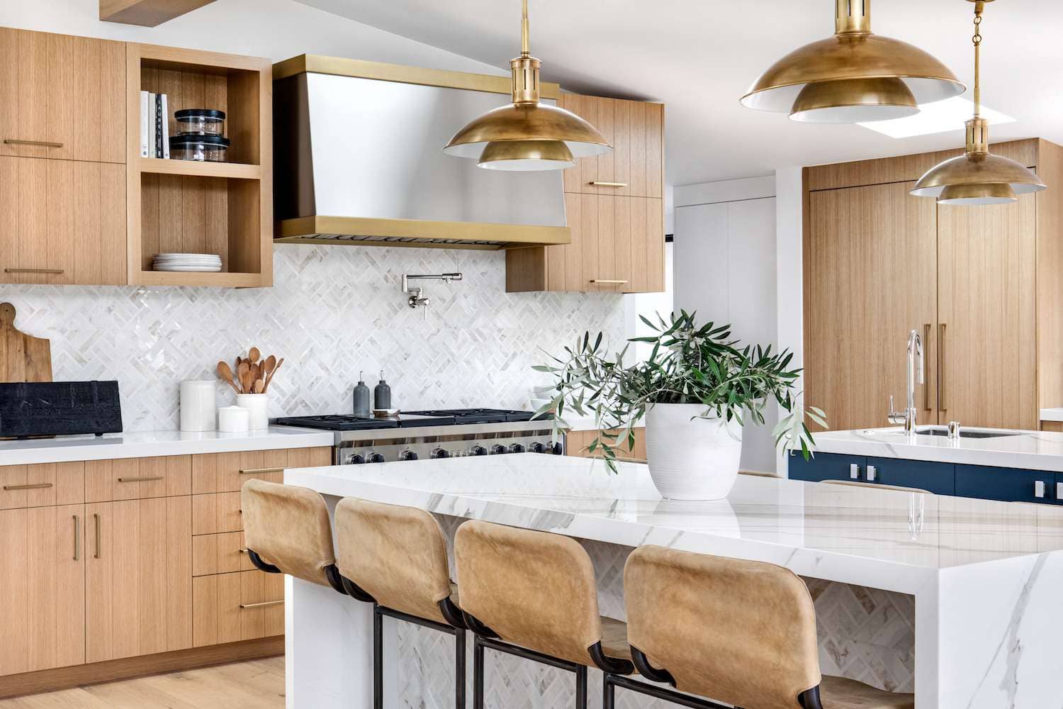 Thiết kế phòng bếp 12m2 với đảo bếp