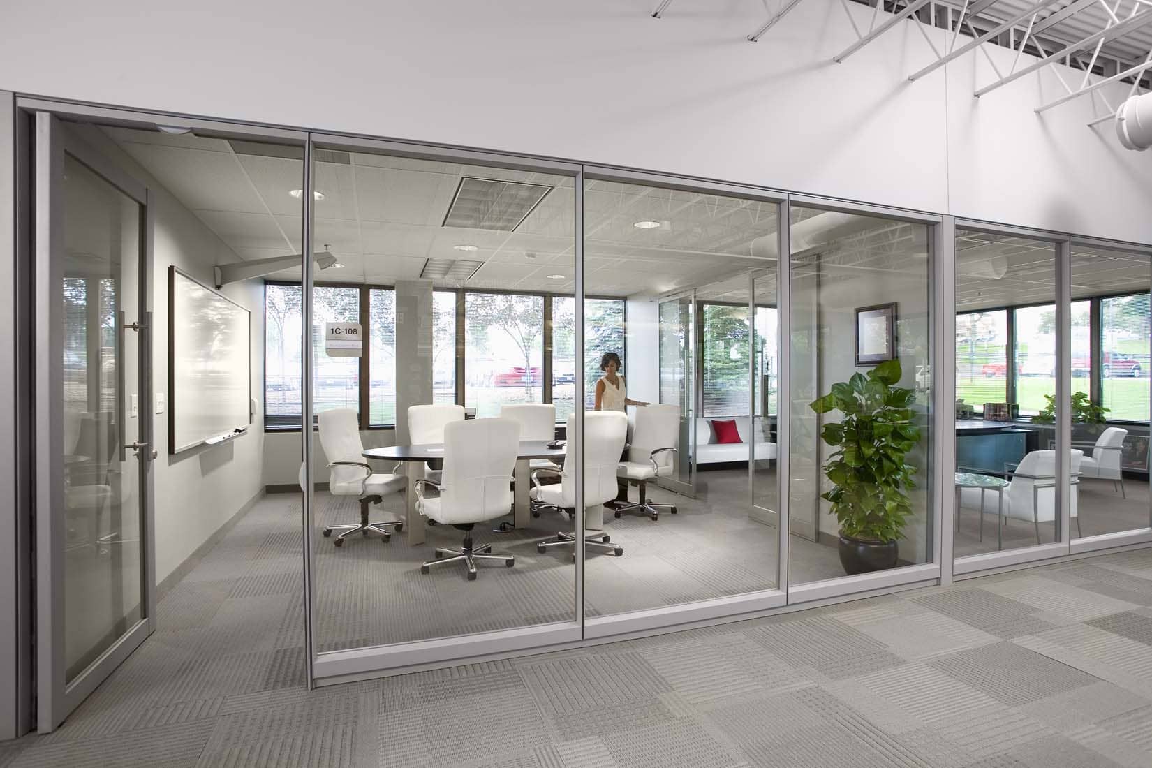 Thiết kế văn phòng 90m2 với vách ngăn kính