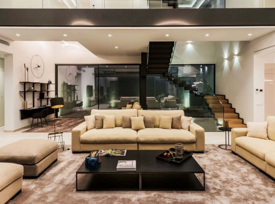 Mẫu cầu thang kính cường lực cho không gian mở hiện đại