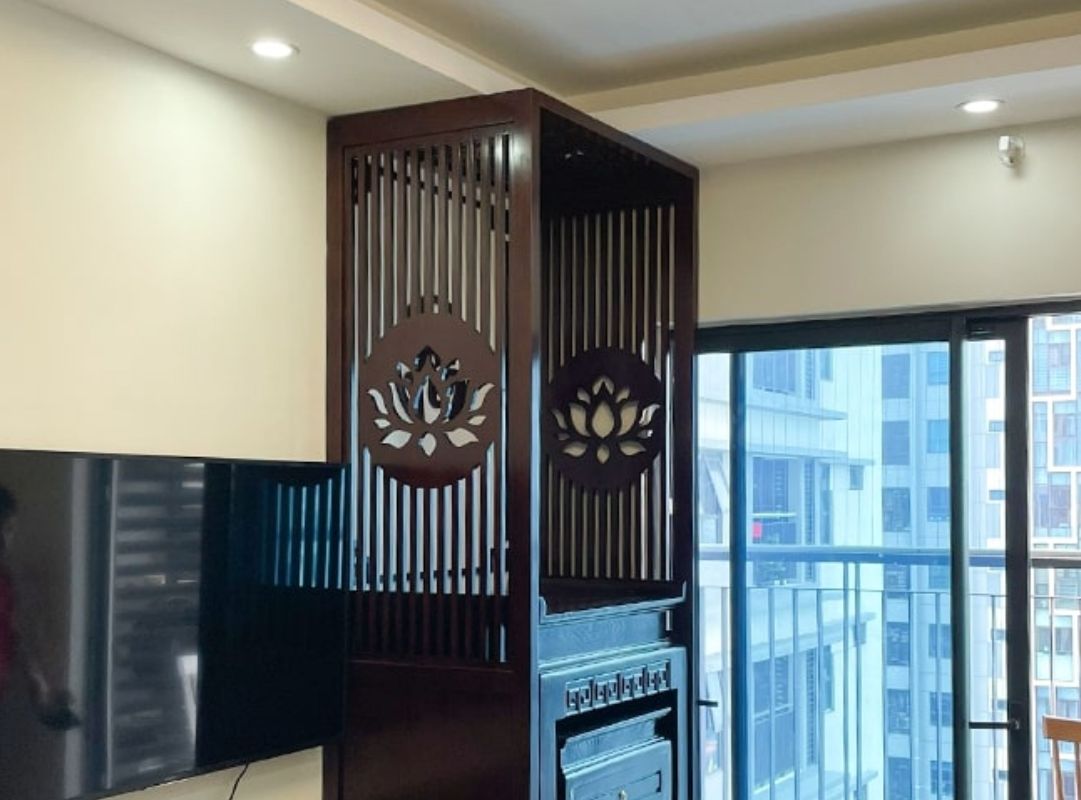 Mẫu phòng khách có bàn thờ bằng gỗ tự nhiên ấm cúng