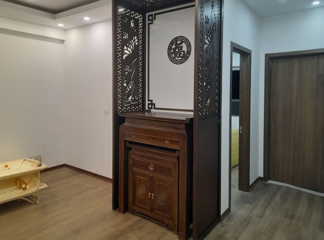 Mẫu phòng khách có bàn thờ gần cửa sổ sáng sủa