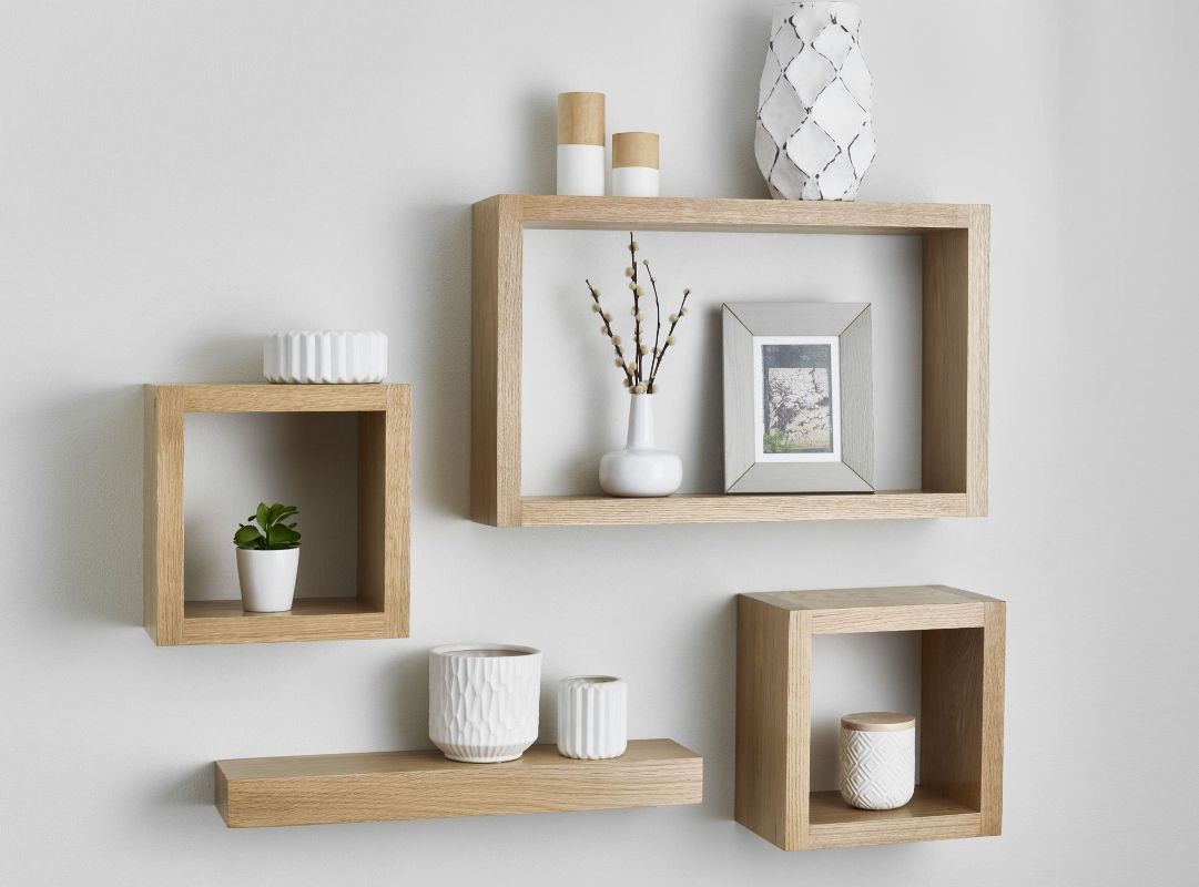 Mẫu phòng khách có ô trang trí tường hình học hiện đại cho không gian nhỏ