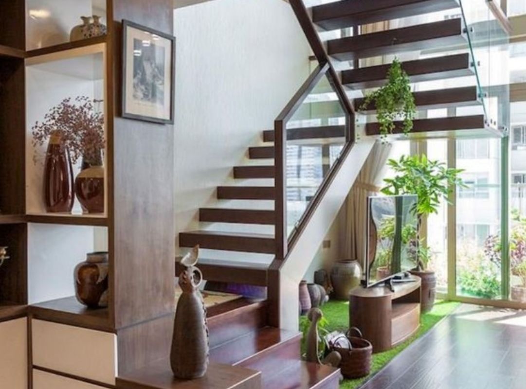 Phòng khách có cầu thang chữ L