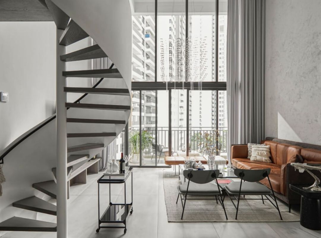 Phòng khách có cầu thang xoắn