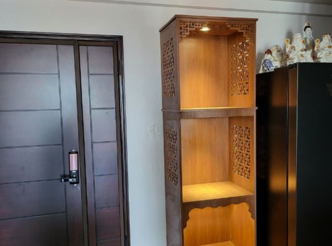 Phòng khách có bàn thờ kết hợp ánh sáng và chất liệu hài hòa