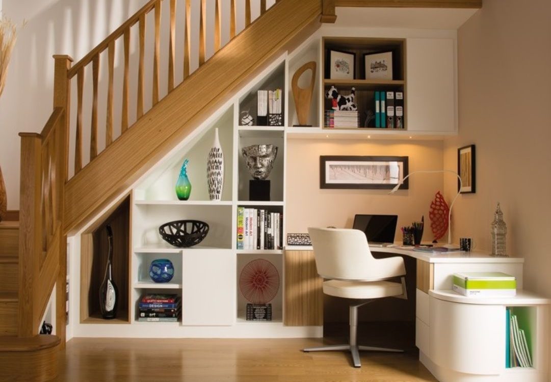 10 cách trang trí gầm cầu thang phòng khách tối ưu diện tích