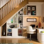 10 cách trang trí gầm cầu thang phòng khách tối ưu diện tích