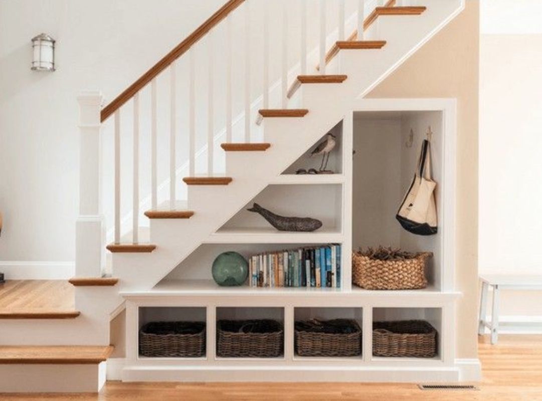 10 cách trang trí gầm cầu thang phòng khách tối ưu diện tích