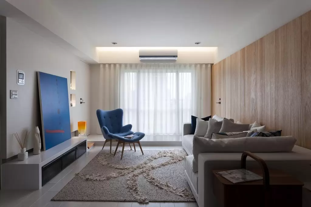 Thiết kế chung cư nhỏ phong cách Hiện đại với sofa vải và cửa kính